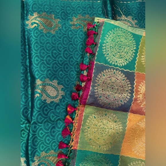 Dark green kanjeevaram saree with box pallu - Picture 2 of 6